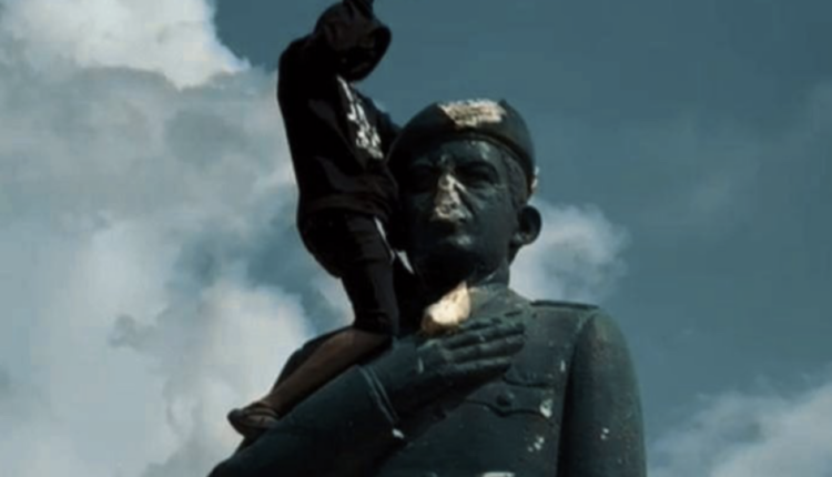 Estatua de Chávez derribada